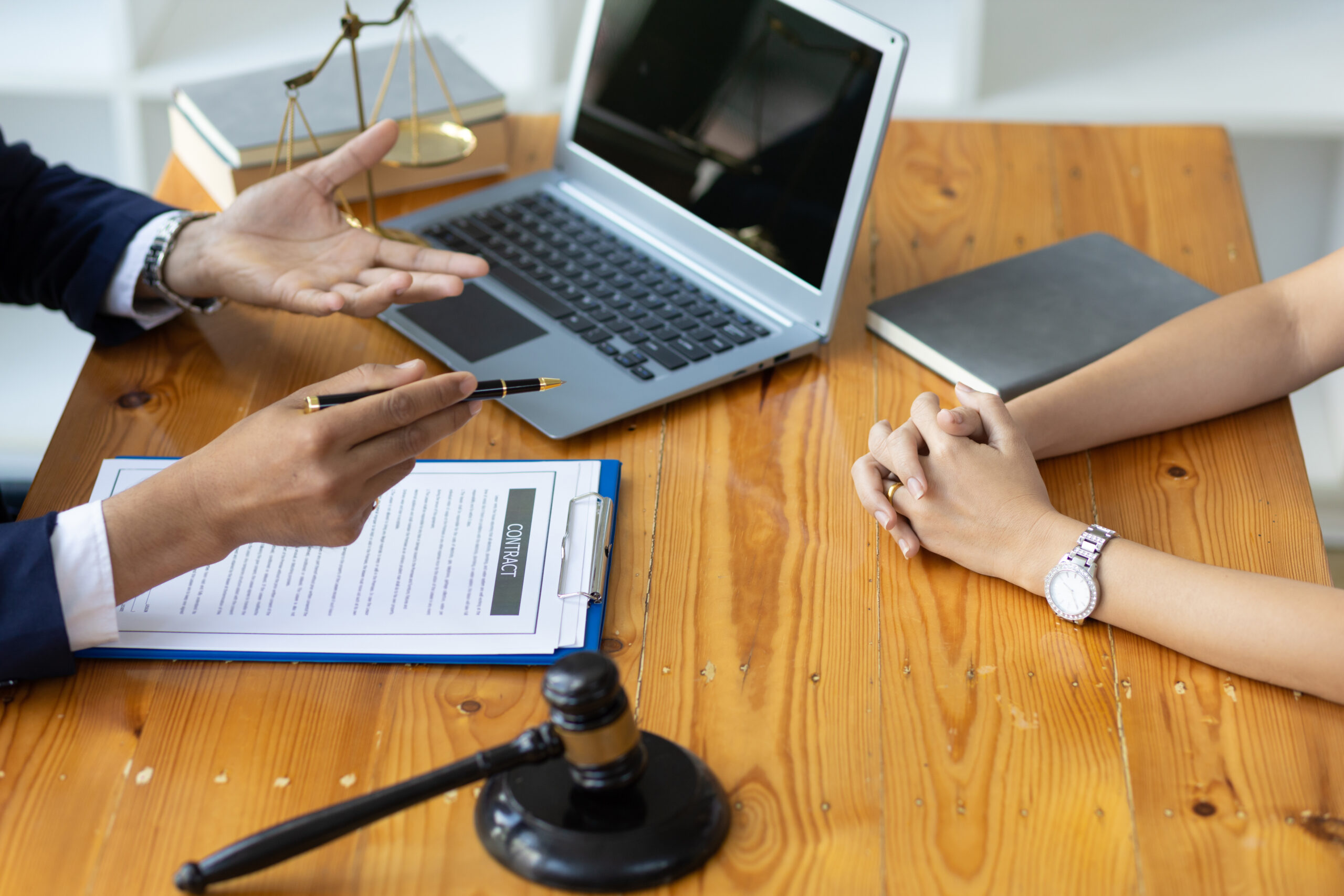 Abogado hablando con su cliente